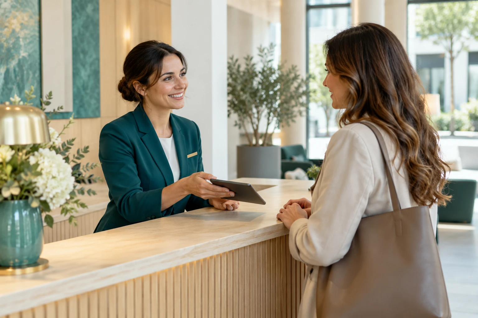 Professionnelle de la conciergerie accueillant un visiteur à une réception